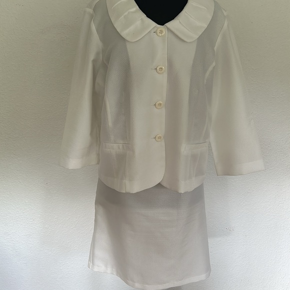 White 2Piece Classic Suit - Picture 2 of 3